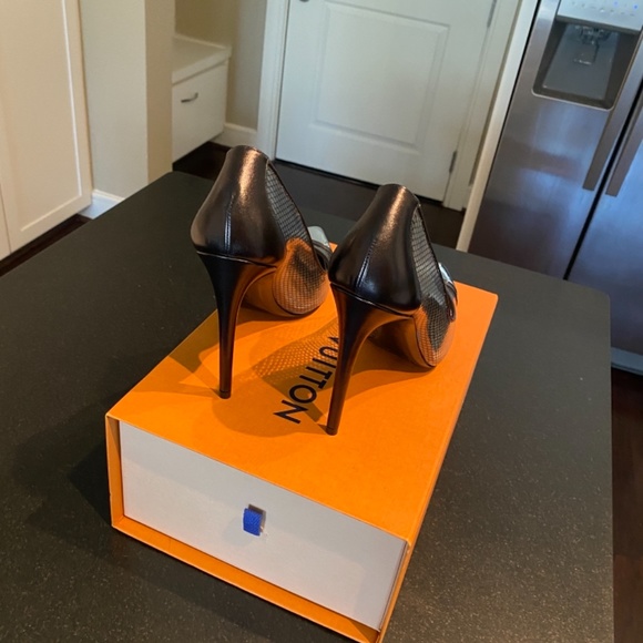Louis Vuitton pump - Picture 2 of 5